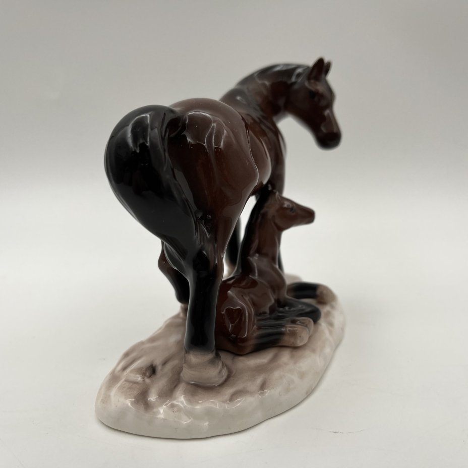 Статуэтка "Лошадь с жеребенком"