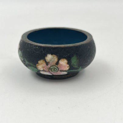 Солонка с цветочным декором на черном фоне, выполненная в технике клуазоне