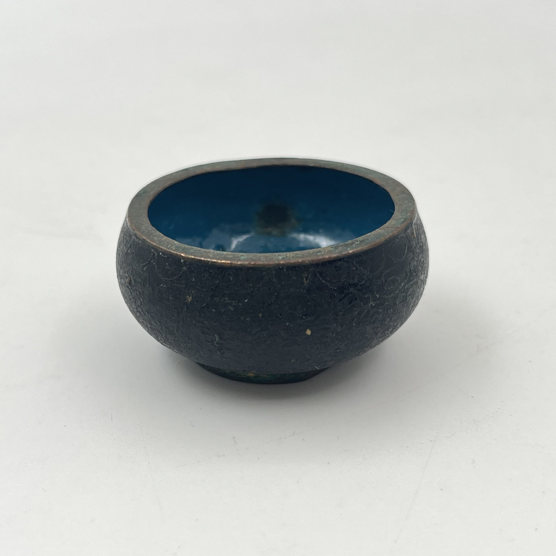 Солонка с цветочным декором на черном фоне, выполненная в технике клуазоне