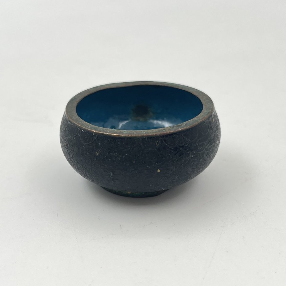 Солонка с цветочным декором на черном фоне, выполненная в технике клуазоне