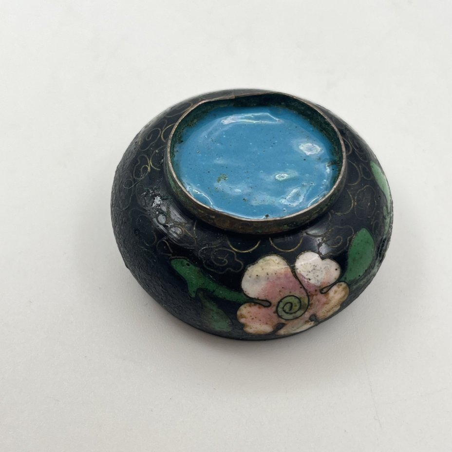 Солонка с цветочным декором на черном фоне, выполненная в технике клуазоне