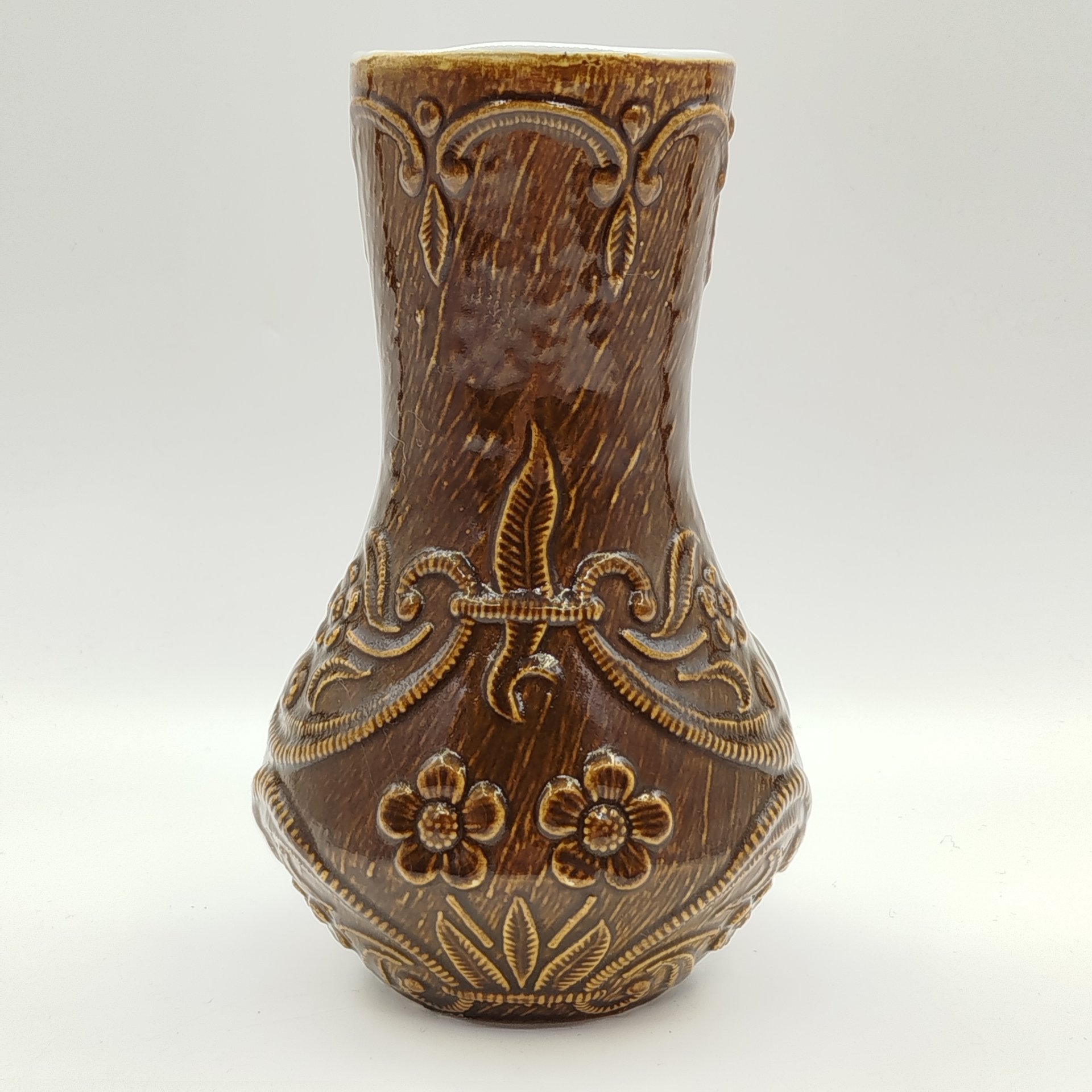 Ваза, украшенная рельефным цветочным декором, фаянс, глазурь, СССР, 1970-1990 гг.