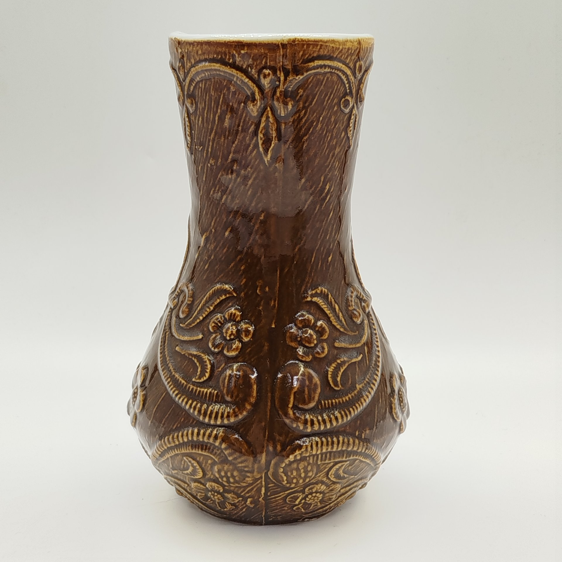 Ваза, украшенная рельефным цветочным декором, фаянс, глазурь, СССР, 1970-1990 гг.