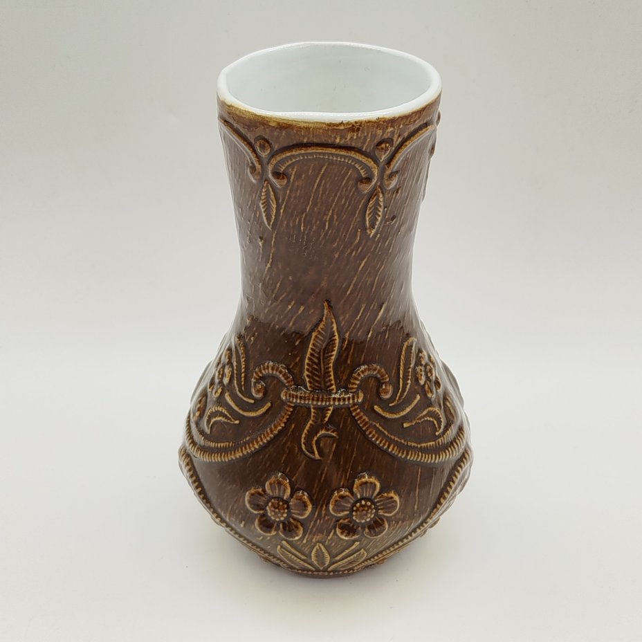 Ваза, украшенная рельефным цветочным декором