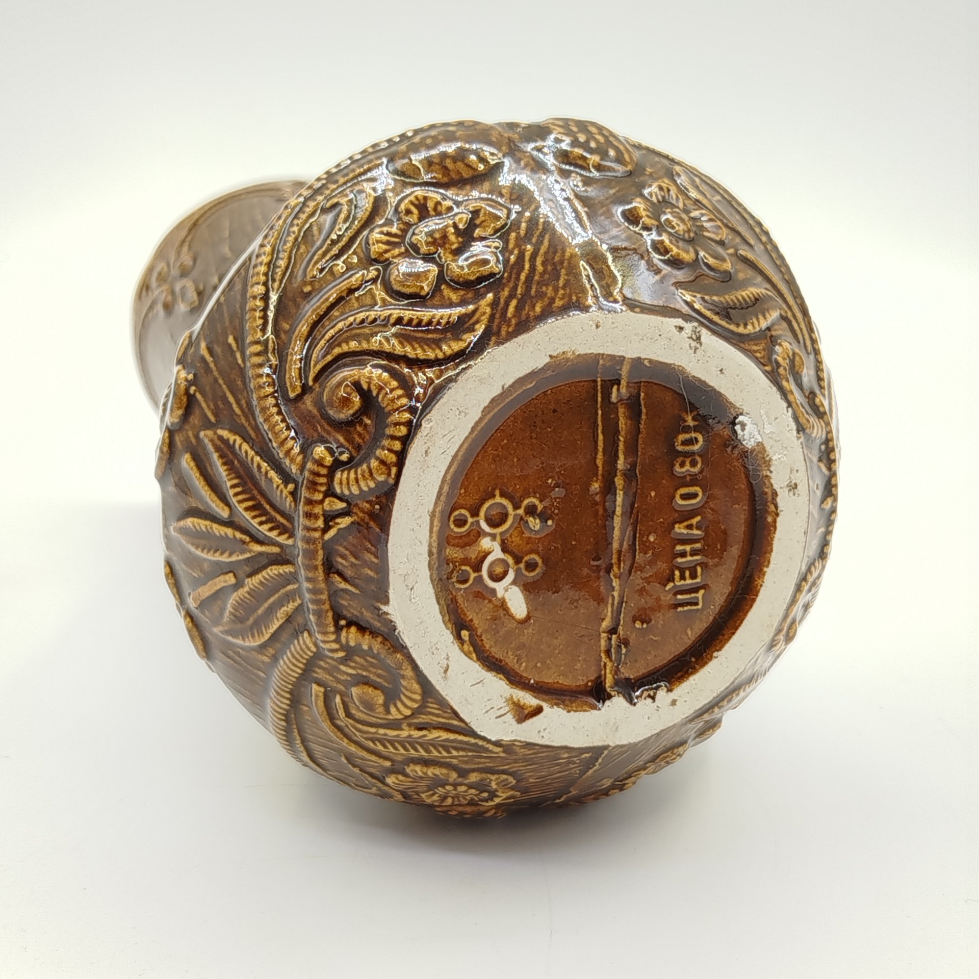 Ваза, украшенная рельефным цветочным декором, фаянс, глазурь, СССР, 1970-1990 гг.