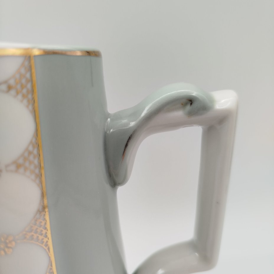 Кувшин лаконичной формы с золотистым орнаментом, фарфор, крытье, золочение, Рижский фарфорово-фаянсовый завод, СССР, 1953-1962 гг.