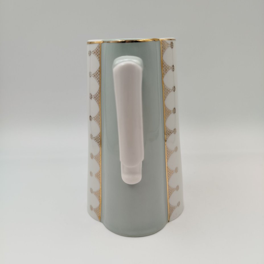 Кувшин лаконичной формы с золотистым орнаментом, фарфор, крытье, золочение, Рижский фарфорово-фаянсовый завод, СССР, 1953-1962 гг.