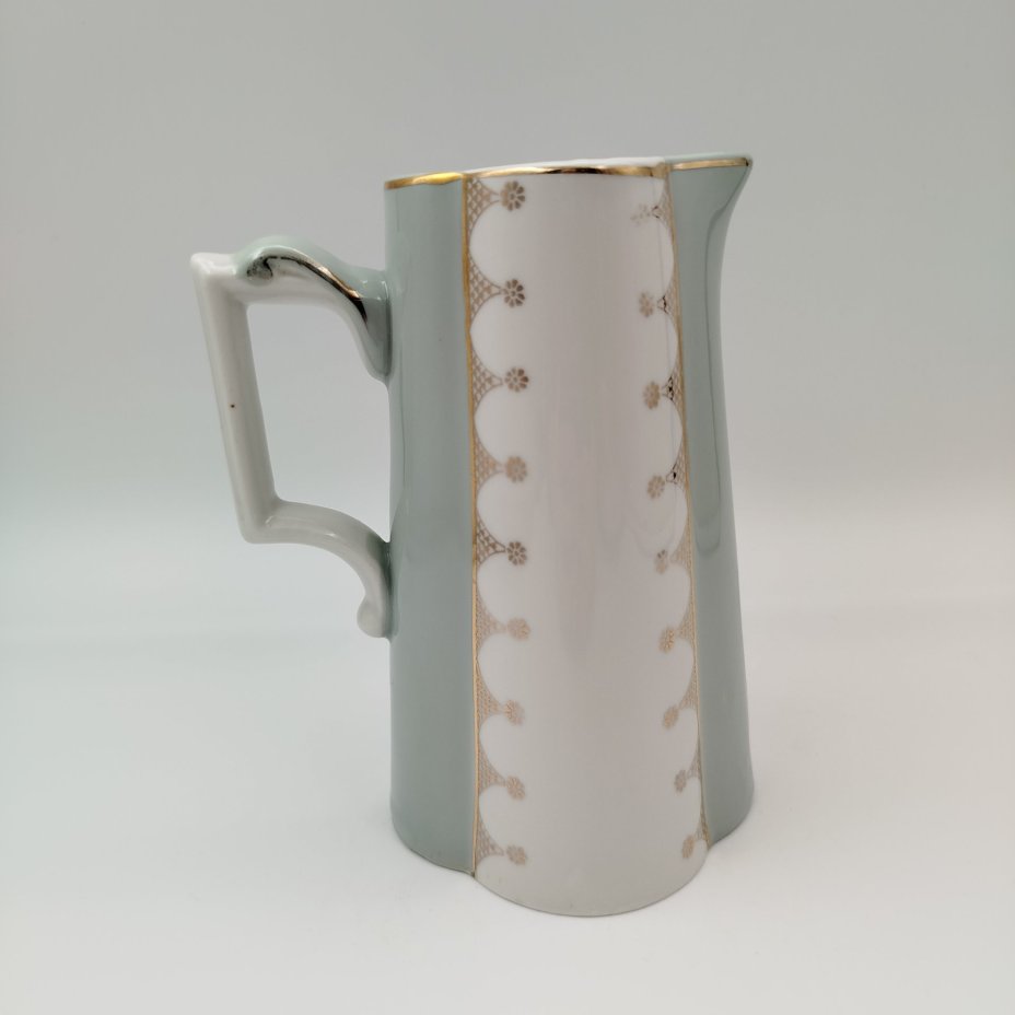 Кувшин лаконичной формы с золотистым орнаментом, фарфор, крытье, золочение, Рижский фарфорово-фаянсовый завод, СССР, 1953-1962 гг.