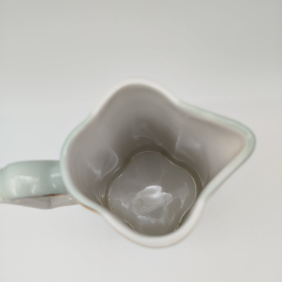 Кувшин лаконичной формы с золотистым орнаментом, фарфор, крытье, золочение, Рижский фарфорово-фаянсовый завод, СССР, 1953-1962 гг.