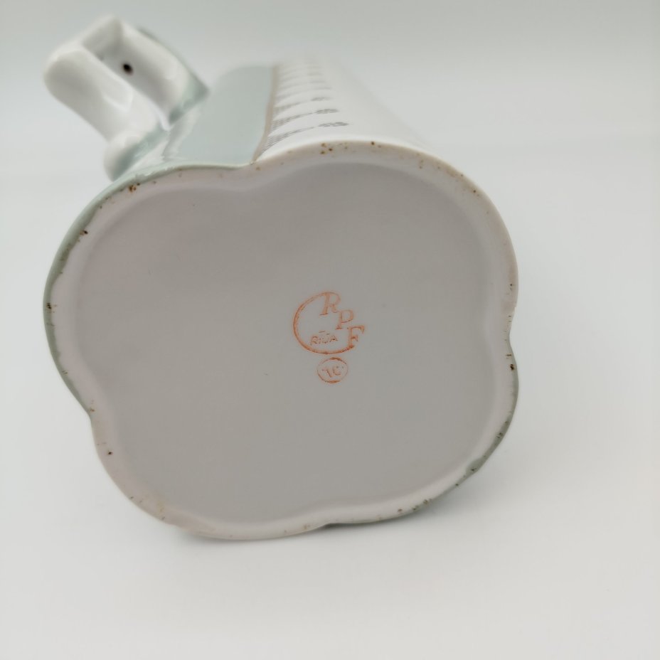 Кувшин лаконичной формы с золотистым орнаментом, фарфор, крытье, золочение, Рижский фарфорово-фаянсовый завод, СССР, 1953-1962 гг.