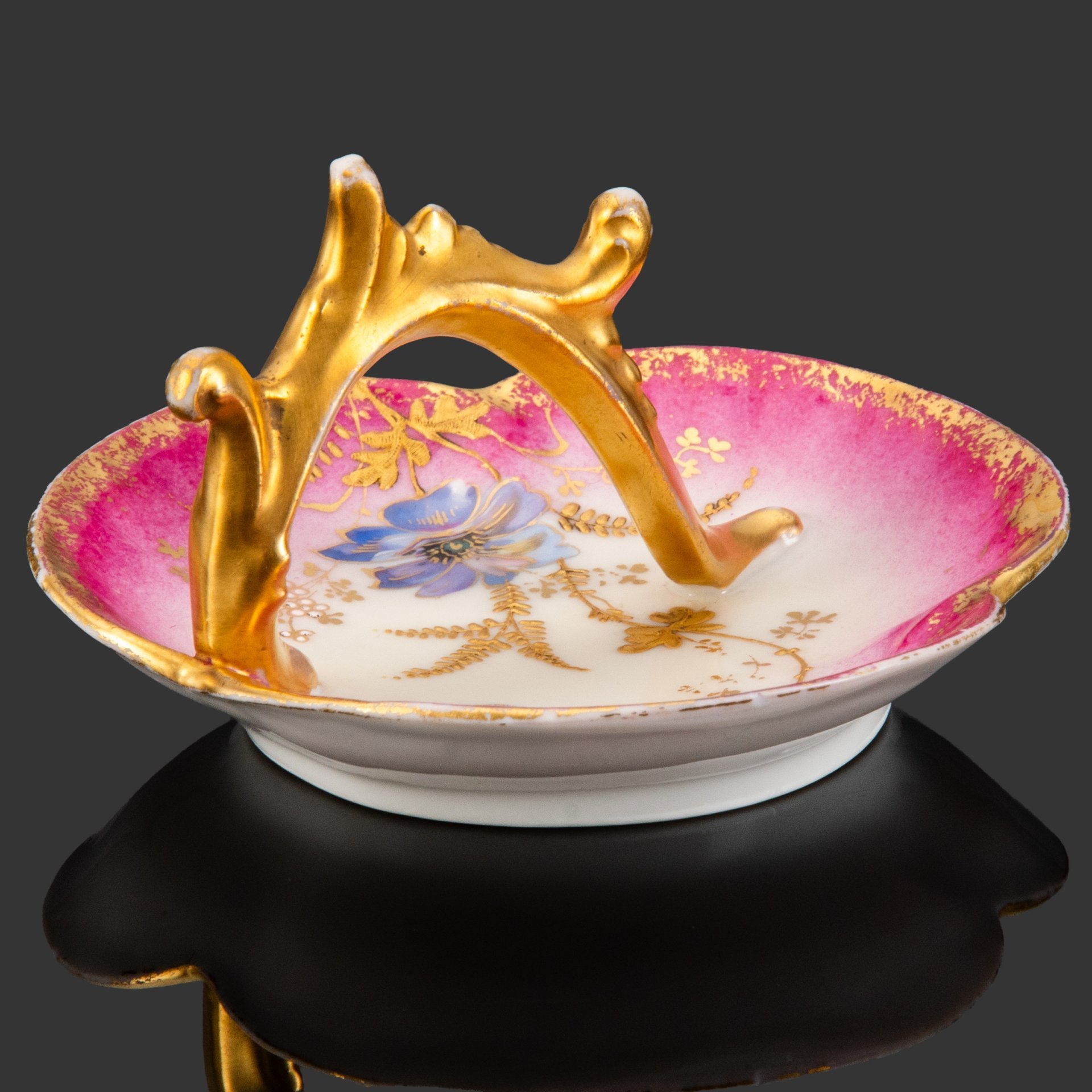 Вазочка (мелочница) малинового оттенка с цветочным декором и изящной ручкой, фарфор, аэрография, роспись, золочение, Limoges, Martial Redon, Франция, 1891-1906 гг.