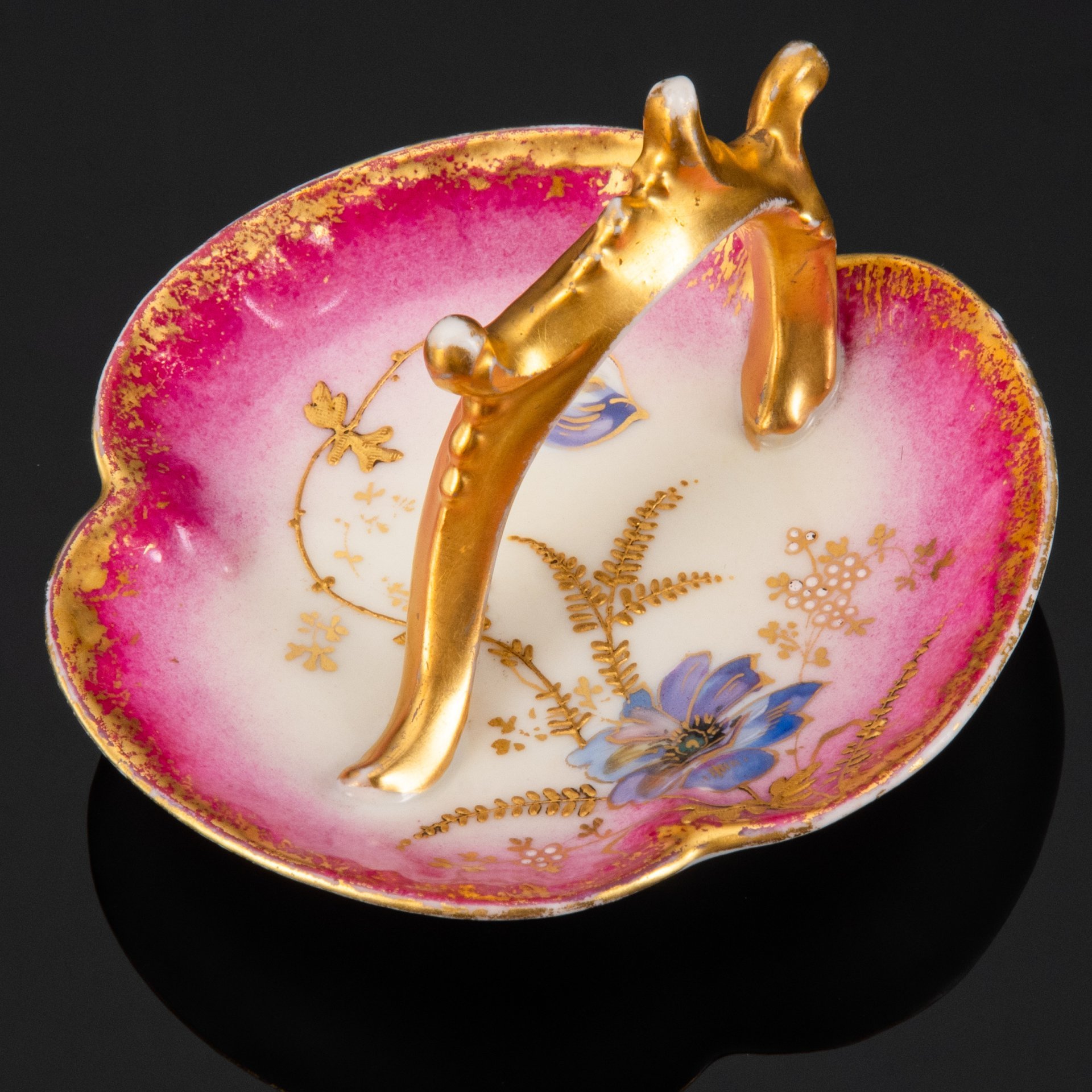 Вазочка (мелочница) малинового оттенка с цветочным декором и изящной ручкой, фарфор, аэрография, роспись, золочение, Limoges, Martial Redon, Франция, 1891-1906 гг.