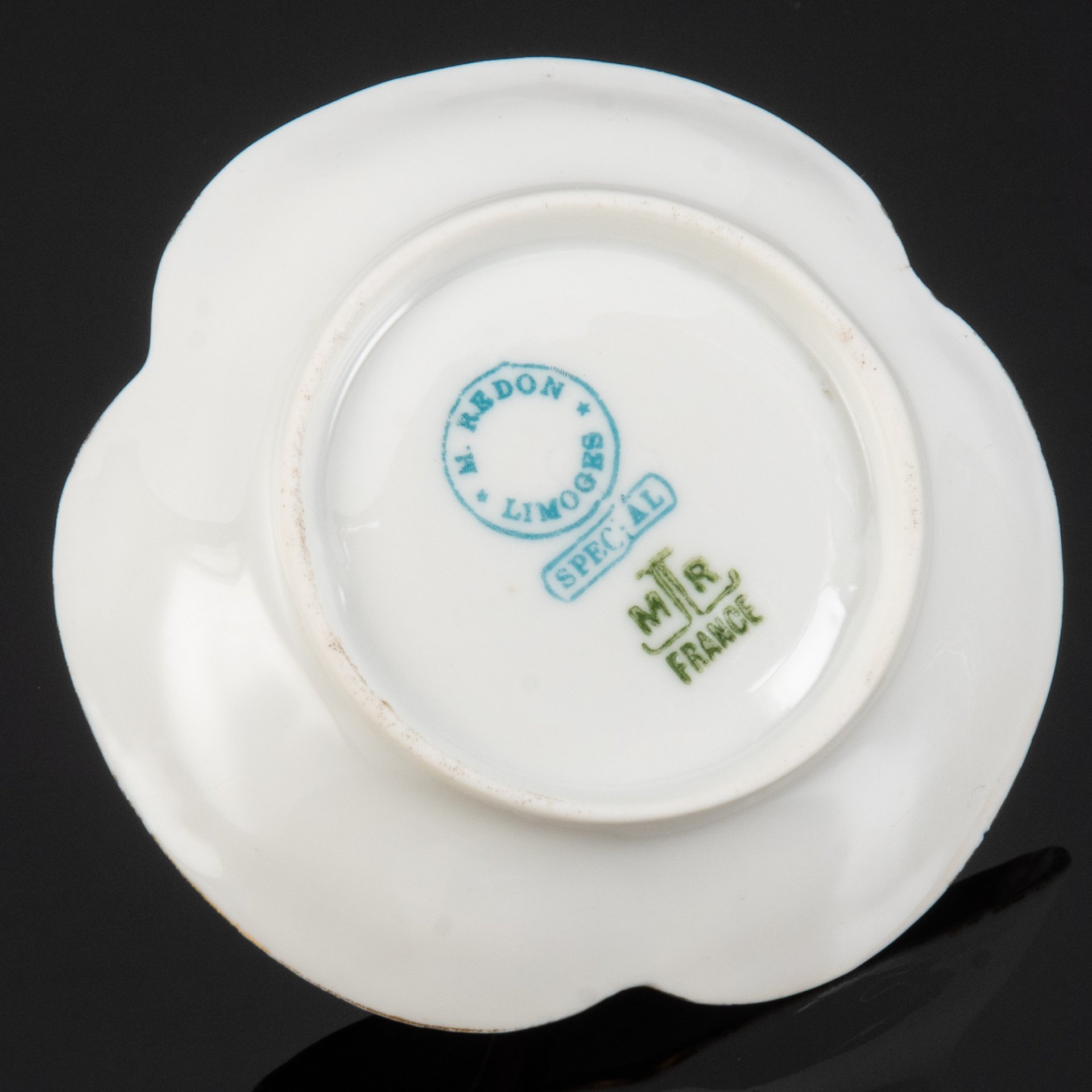 Вазочка (мелочница) малинового оттенка с цветочным декором и изящной ручкой, фарфор, аэрография, роспись, золочение, Limoges, Martial Redon, Франция, 1891-1906 гг.