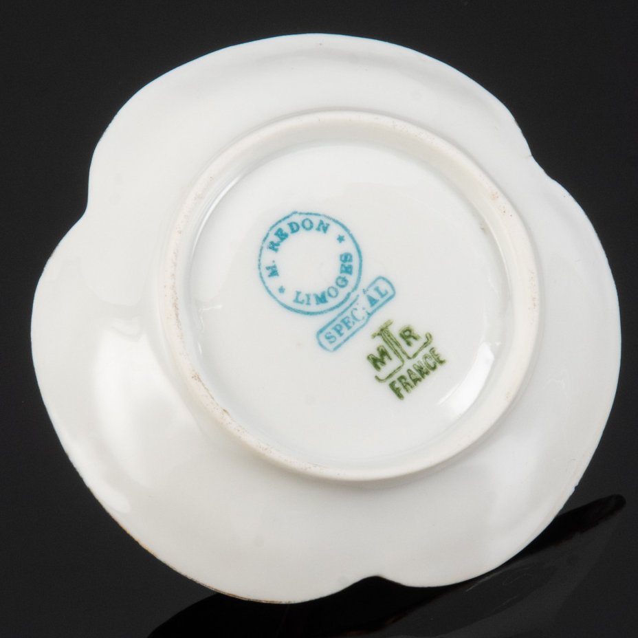 Вазочка (мелочница) малинового оттенка с цветочным декором и изящной ручкой, фарфор, аэрография, роспись, золочение, Limoges, Martial Redon, Франция, 1891-1906 гг.