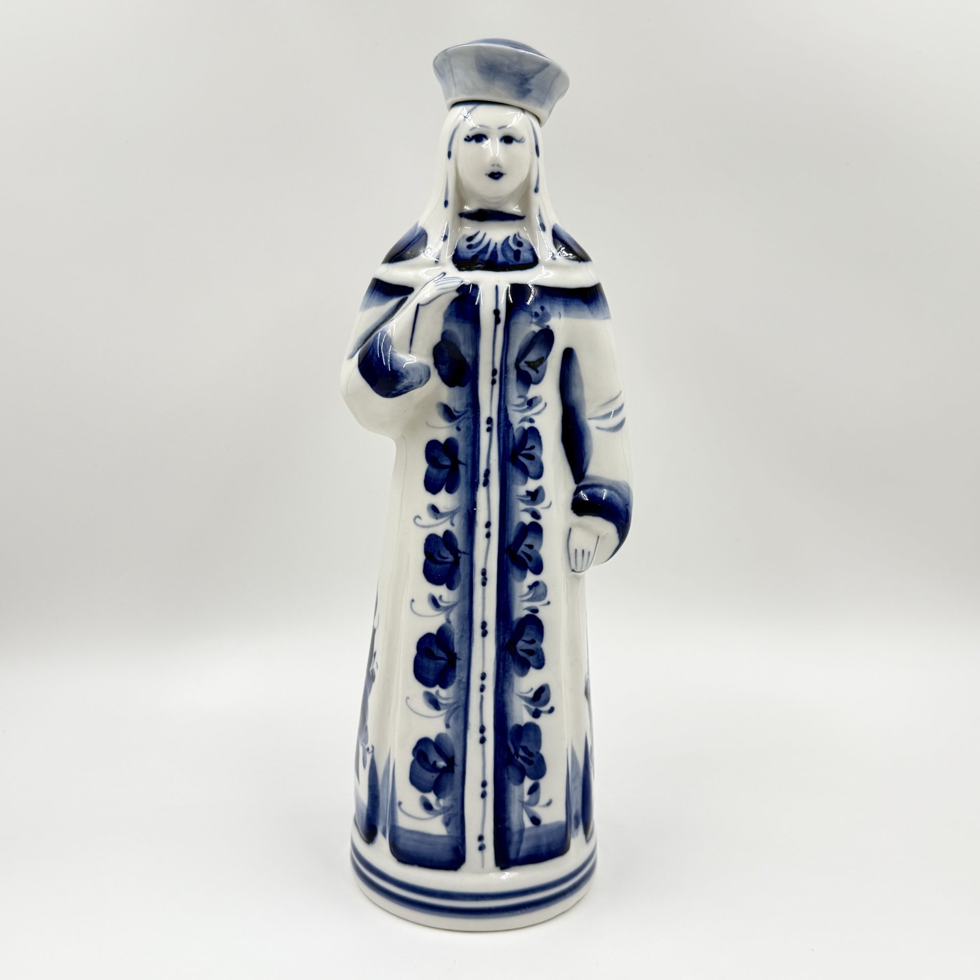 Штоф "Царица", фарфор, роспись, Гжельский фарфоровый завод, Россия, 2000-2010 гг., Гжельский фарфоровый завод