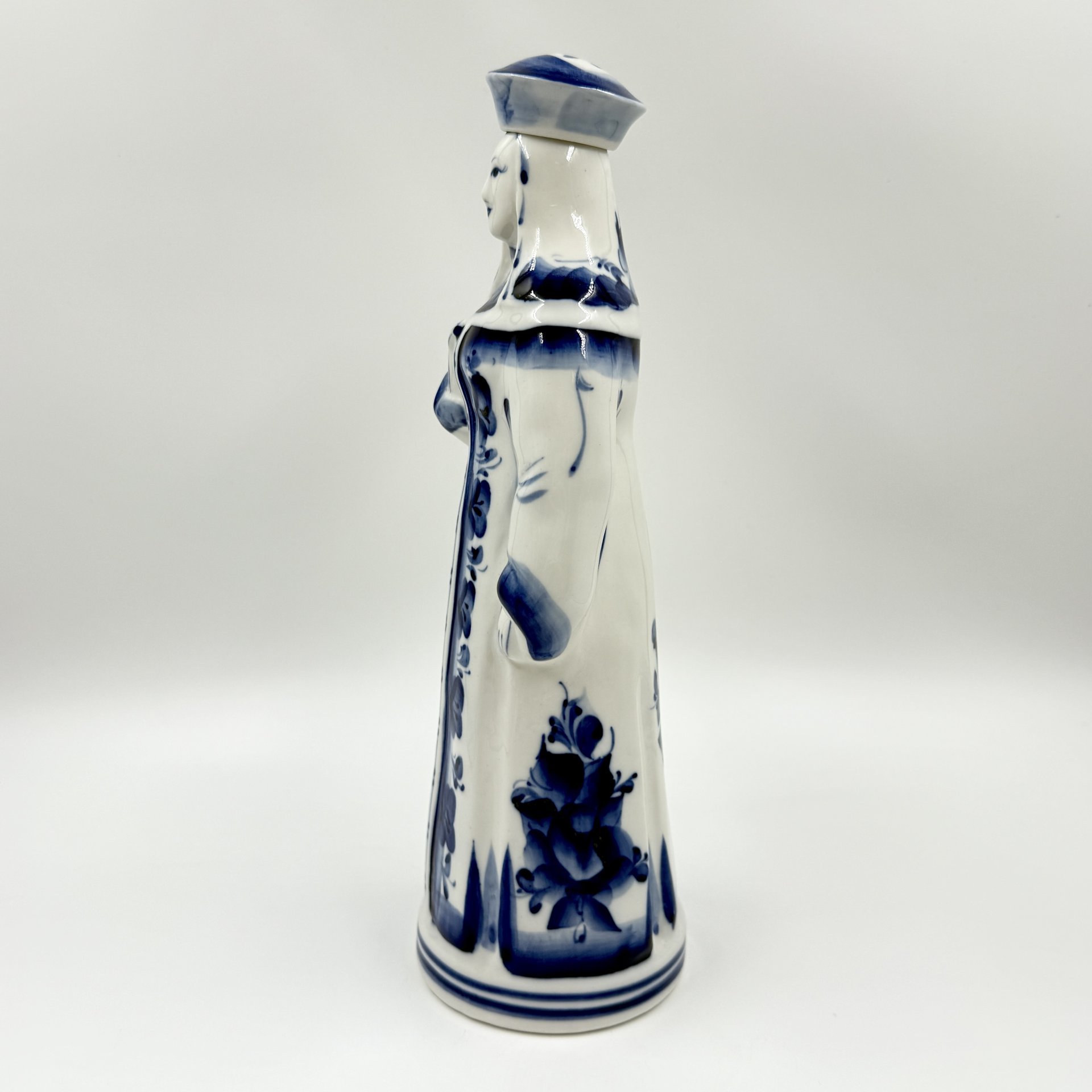 Штоф "Царица", фарфор, роспись, Гжельский фарфоровый завод, Россия, 2000-2010 гг., Гжельский фарфоровый завод