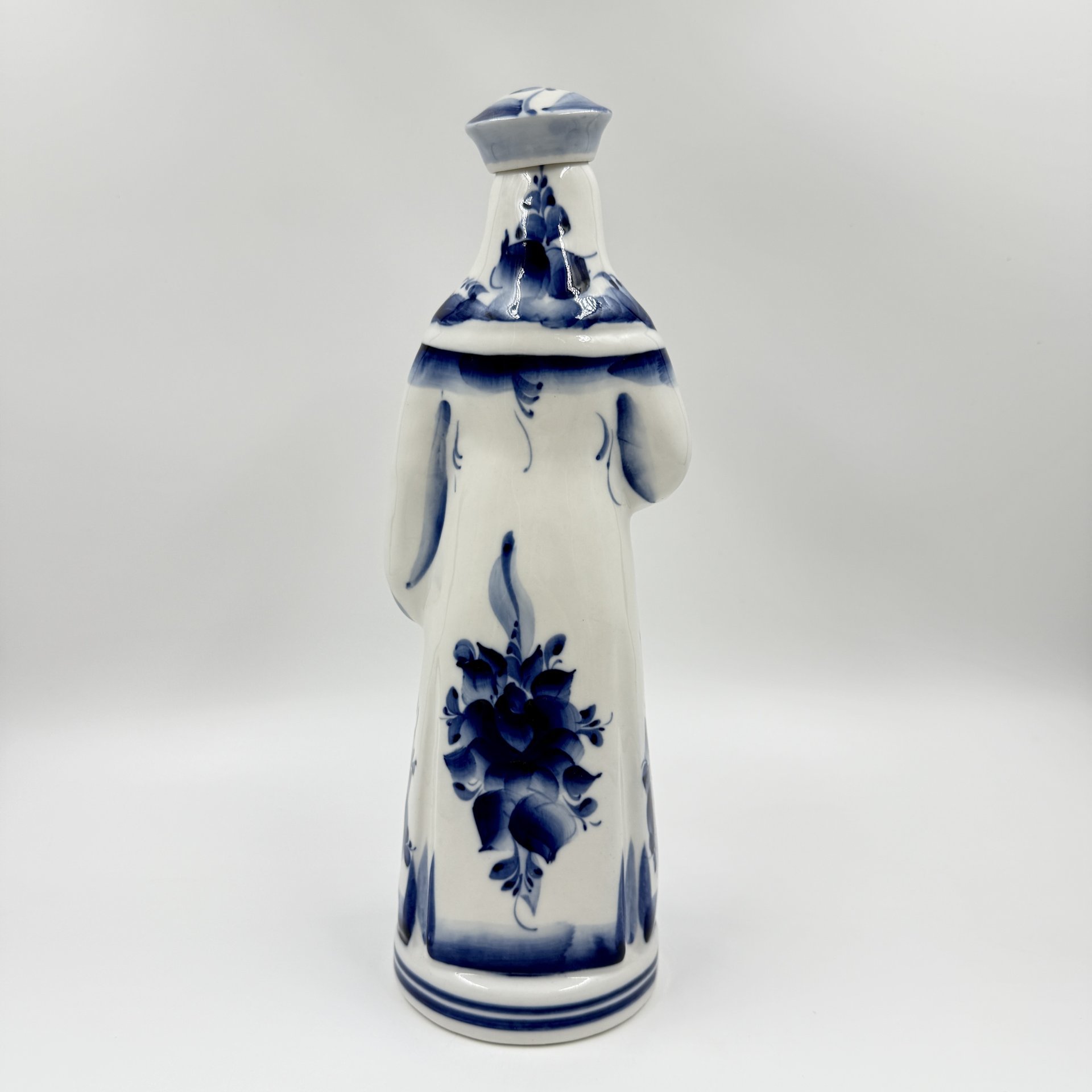 Штоф "Царица", фарфор, роспись, Гжельский фарфоровый завод, Россия, 2000-2010 гг., Гжельский фарфоровый завод