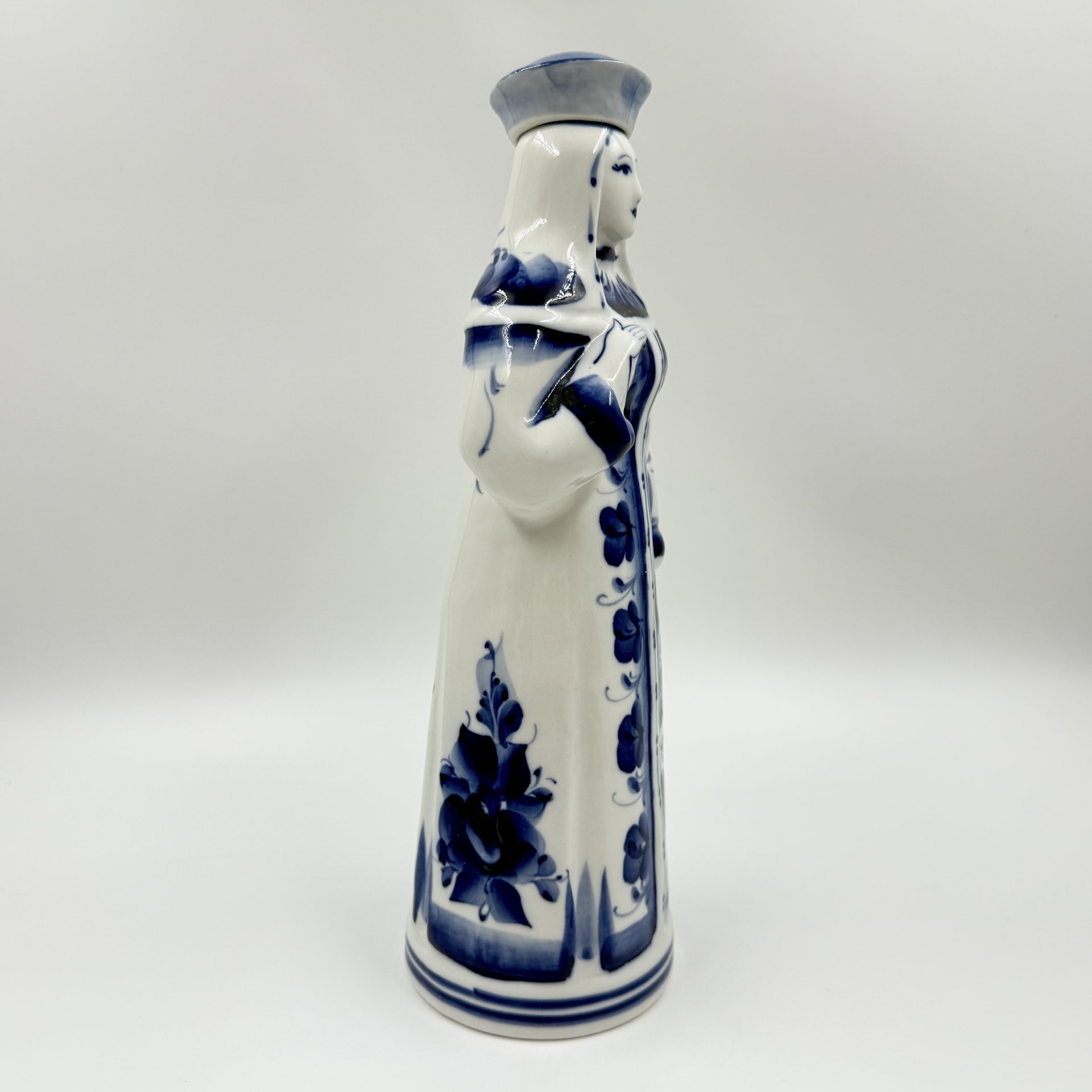 Штоф "Царица", фарфор, роспись, Гжельский фарфоровый завод, Россия, 2000-2010 гг., Гжельский фарфоровый завод