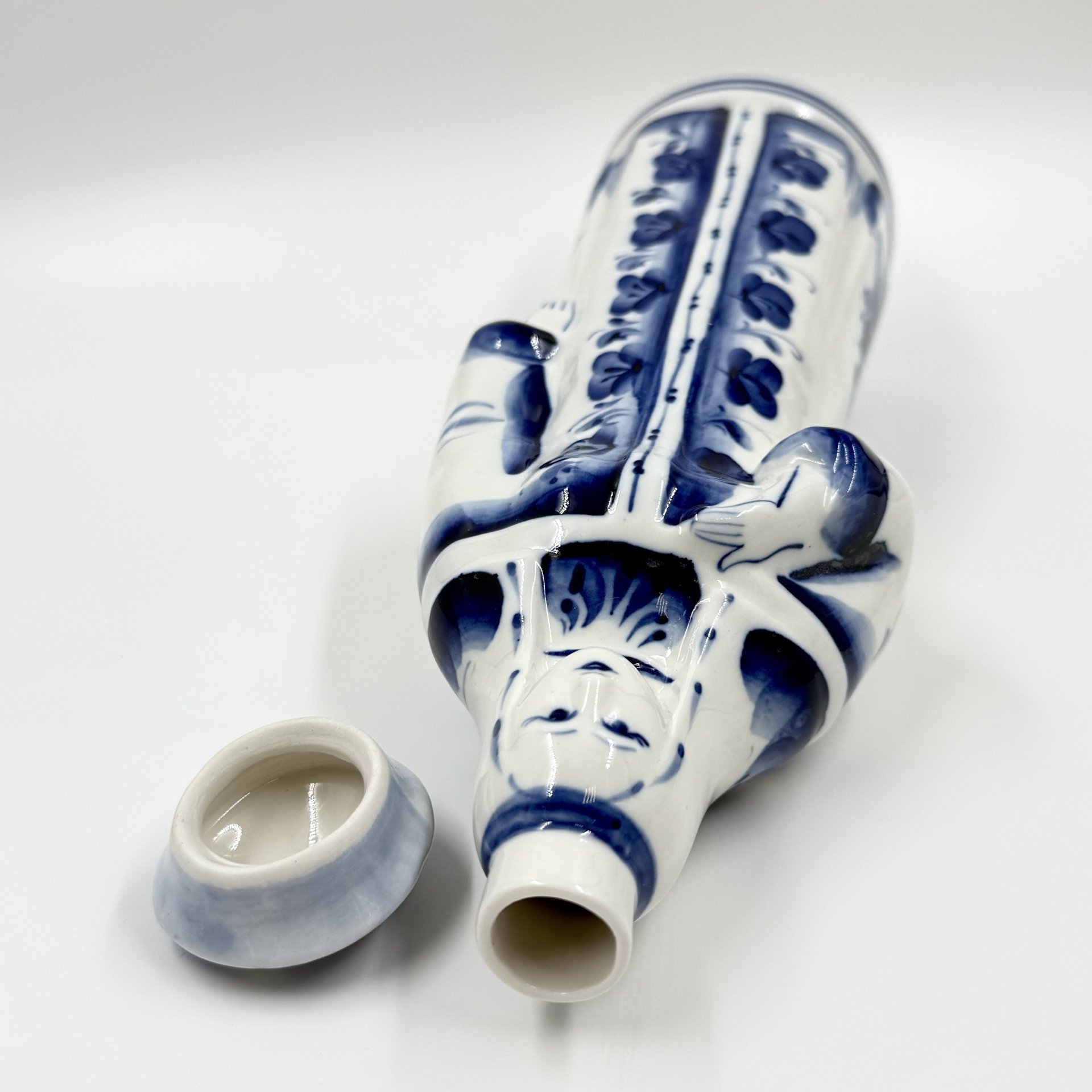 Штоф "Царица", фарфор, роспись, Гжельский фарфоровый завод, Россия, 2000-2010 гг., Гжельский фарфоровый завод