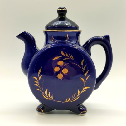 Чайник заварочный, украшенный растительным декором, фарфор, крытье кобальтом, золочение, Турыгинский фарфоровый завод артели «Художественная керамика» (Гжель), СССР, 1950-1960 гг.