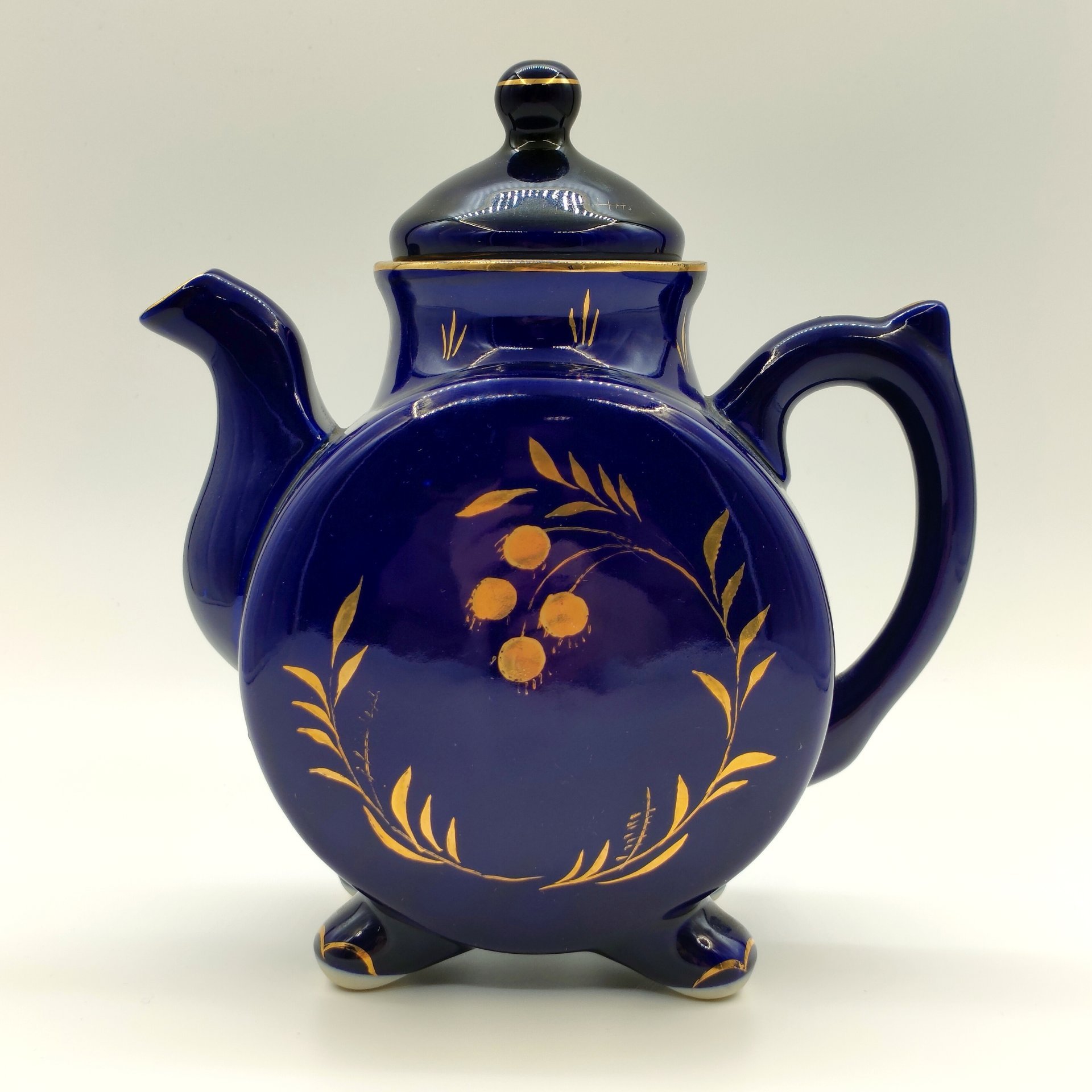 Чайник заварочный, украшенный растительным декором, фарфор, крытье кобальтом, золочение, Турыгинский фарфоровый завод артели «Художественная керамика» (Гжель), СССР, 1950-1960 гг.