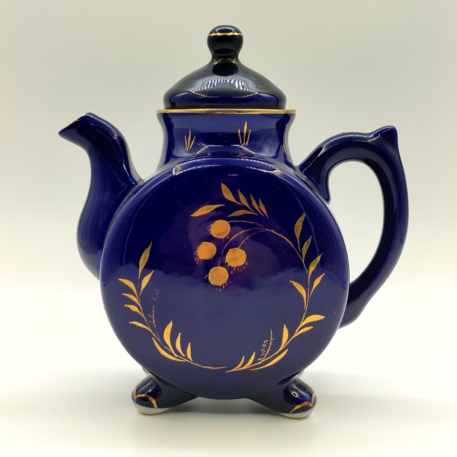 Чайник заварочный, украшенный растительным декором, фарфор, крытье кобальтом, золочение, Турыгинский фарфоровый завод артели «Художественная керамика» (Гжель), СССР, 1950-1960 гг.