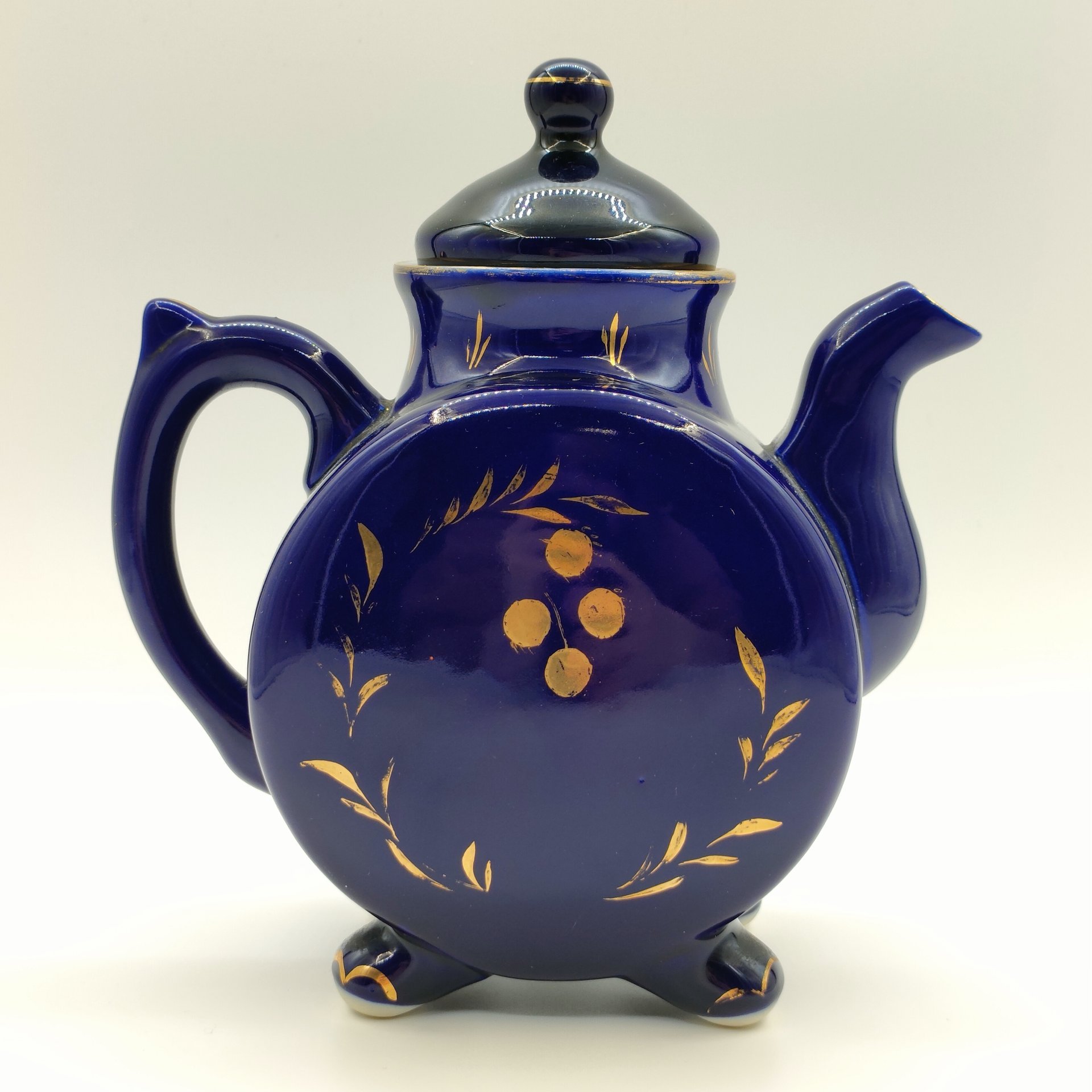 Чайник заварочный, украшенный растительным декором, фарфор, крытье кобальтом, золочение, Турыгинский фарфоровый завод артели «Художественная керамика» (Гжель), СССР, 1950-1960 гг.