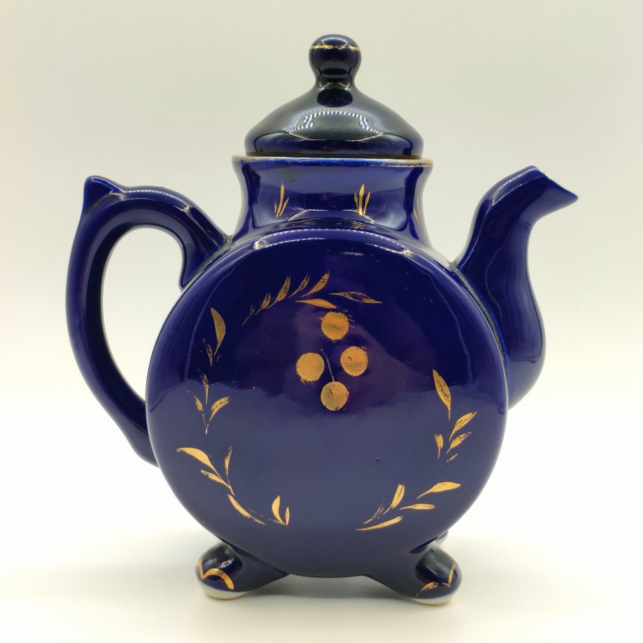 Чайник заварочный, украшенный растительным декором, фарфор, крытье кобальтом, золочение, Турыгинский фарфоровый завод артели «Художественная керамика» (Гжель), СССР, 1950-1960 гг.