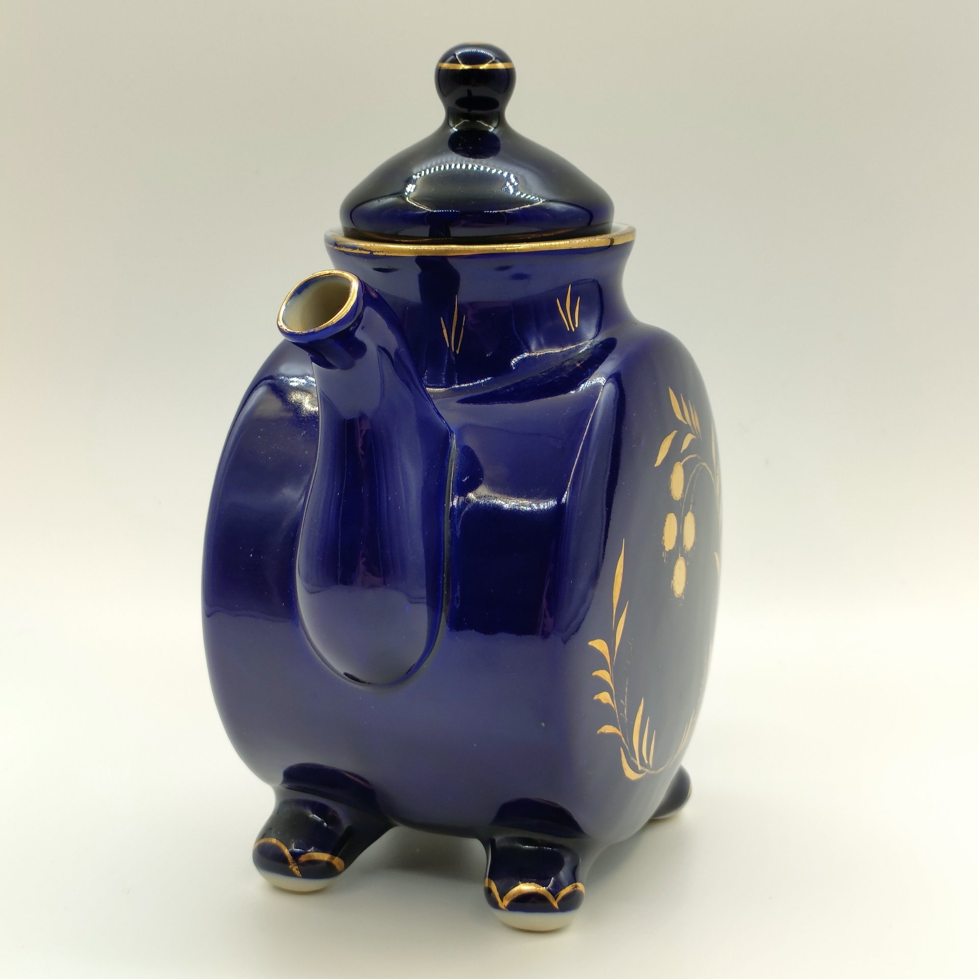 Чайник заварочный, украшенный растительным декором, фарфор, крытье кобальтом, золочение, Турыгинский фарфоровый завод артели «Художественная керамика» (Гжель), СССР, 1950-1960 гг.