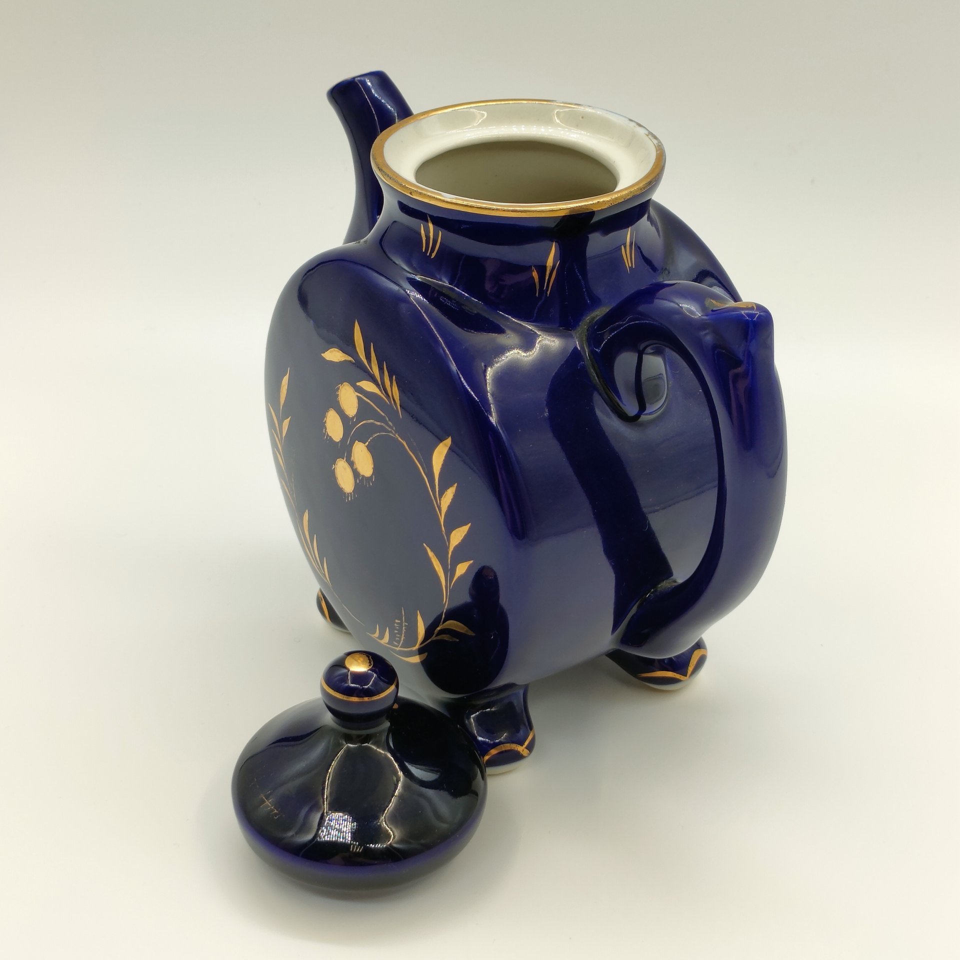 Чайник заварочный, украшенный растительным декором, фарфор, крытье кобальтом, золочение, Турыгинский фарфоровый завод артели «Художественная керамика» (Гжель), СССР, 1950-1960 гг.