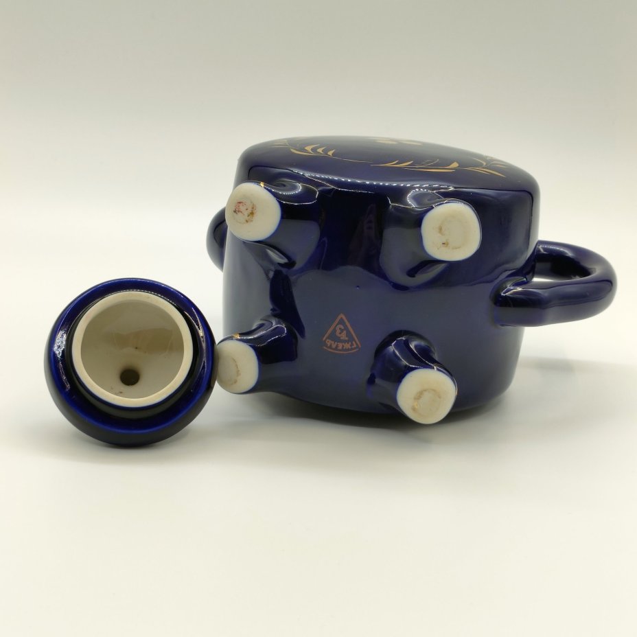 Чайник заварочный, украшенный растительным декором, фарфор, крытье кобальтом, золочение, Турыгинский фарфоровый завод артели «Художественная керамика» (Гжель), СССР, 1950-1960 гг.