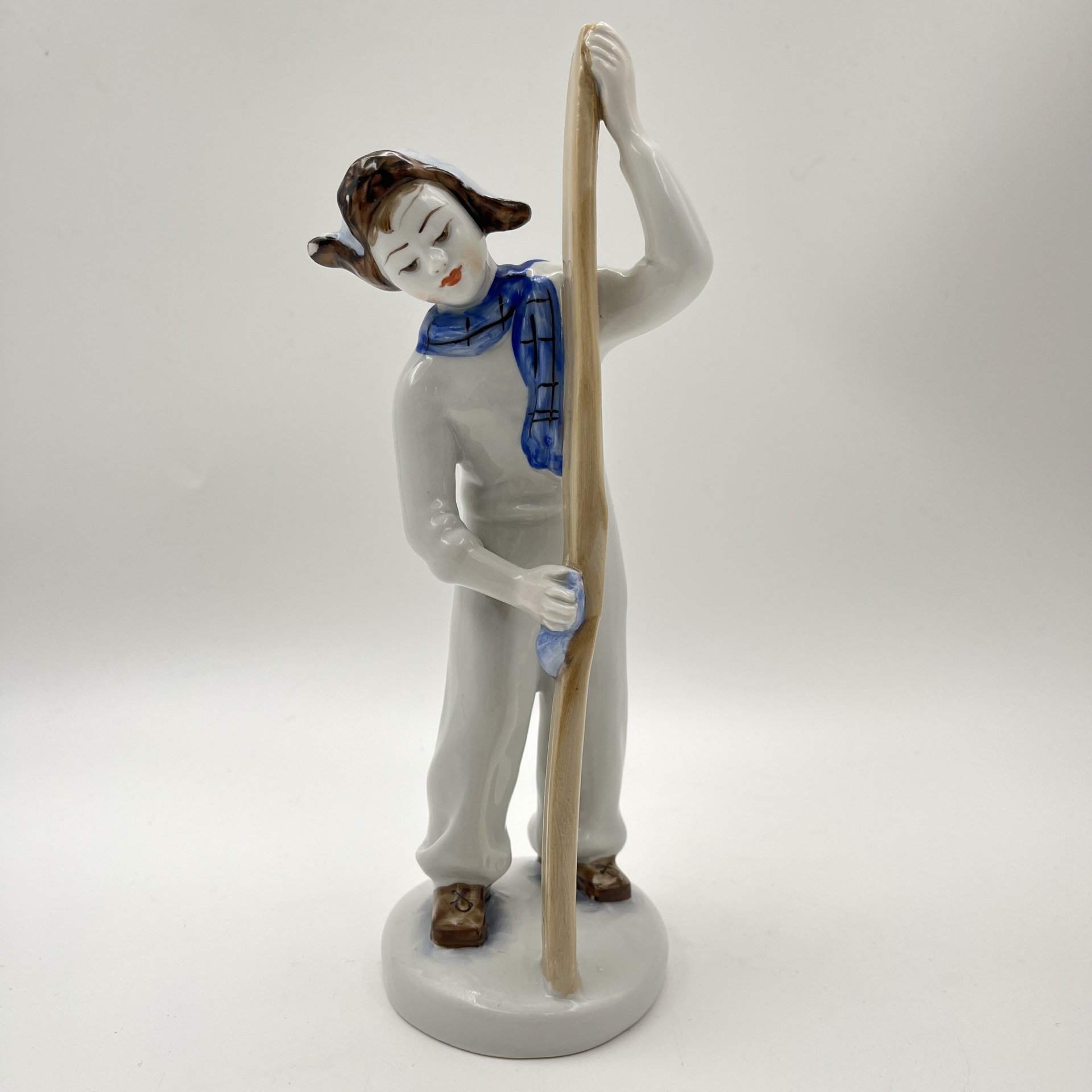 Статуэтка "Лыжник", скульптор Г.С. Столбова, художник Е.Н. Лупанова, фарфор, роспись надглазурная, Ленинградский фарфоровый завод (ЛФЗ), СССР, 1960-1970 гг.