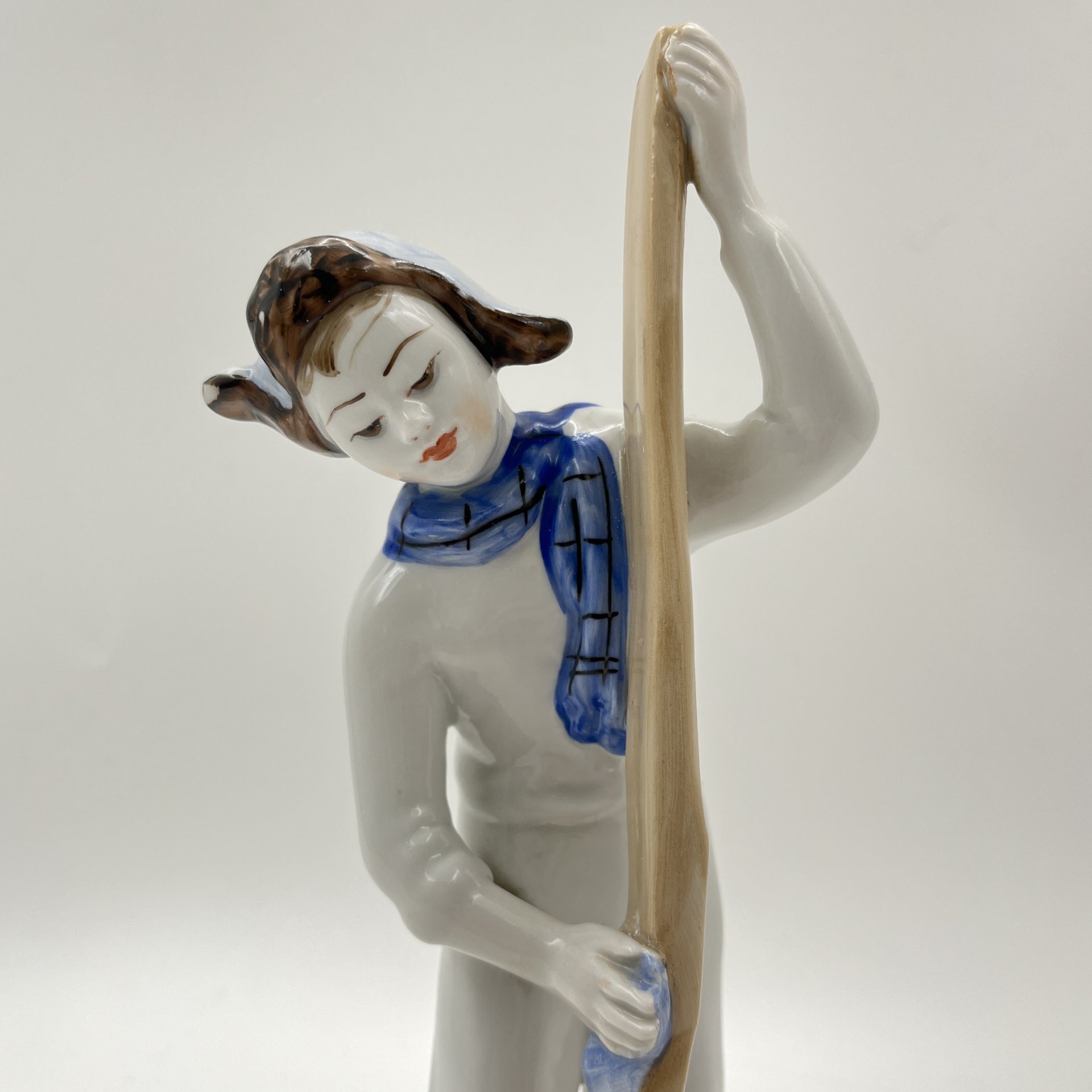 Статуэтка "Лыжник", скульптор Г.С. Столбова, художник Е.Н. Лупанова, фарфор, роспись надглазурная, Ленинградский фарфоровый завод (ЛФЗ), СССР, 1960-1970 гг.