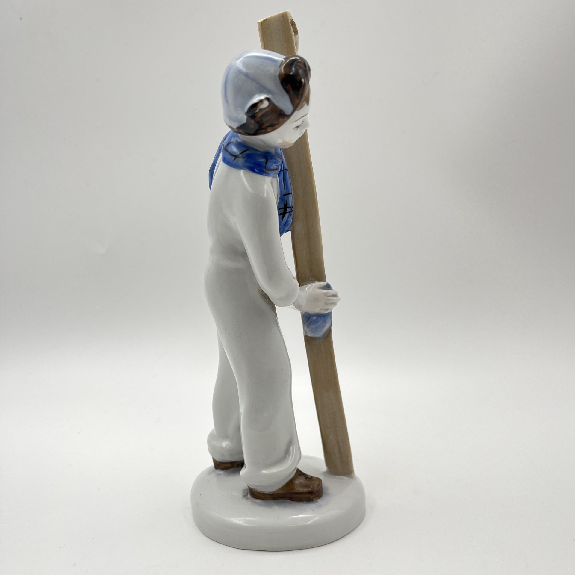 Статуэтка "Лыжник", скульптор Г.С. Столбова, художник Е.Н. Лупанова, фарфор, роспись надглазурная, Ленинградский фарфоровый завод (ЛФЗ), СССР, 1960-1970 гг.