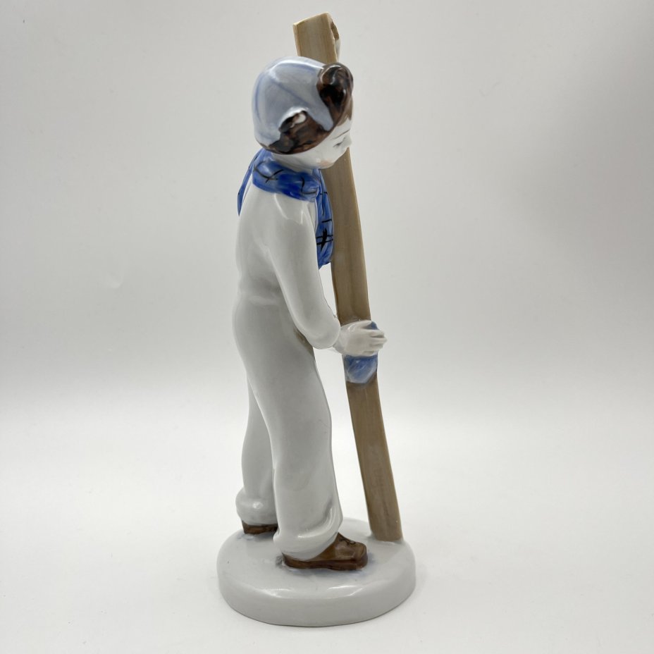 Статуэтка "Лыжник", скульптор Г.С. Столбова, художник Е.Н. Лупанова, фарфор, роспись надглазурная, Ленинградский фарфоровый завод (ЛФЗ), СССР, 1960-1970 гг.