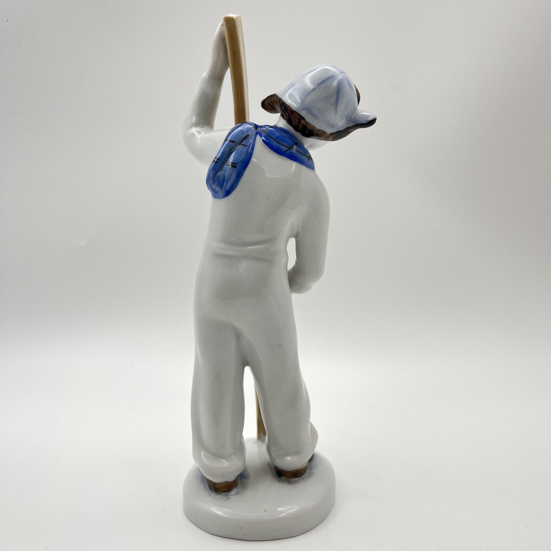 Статуэтка "Лыжник", скульптор Г.С. Столбова, художник Е.Н. Лупанова, фарфор, роспись надглазурная, Ленинградский фарфоровый завод (ЛФЗ), СССР, 1960-1970 гг.