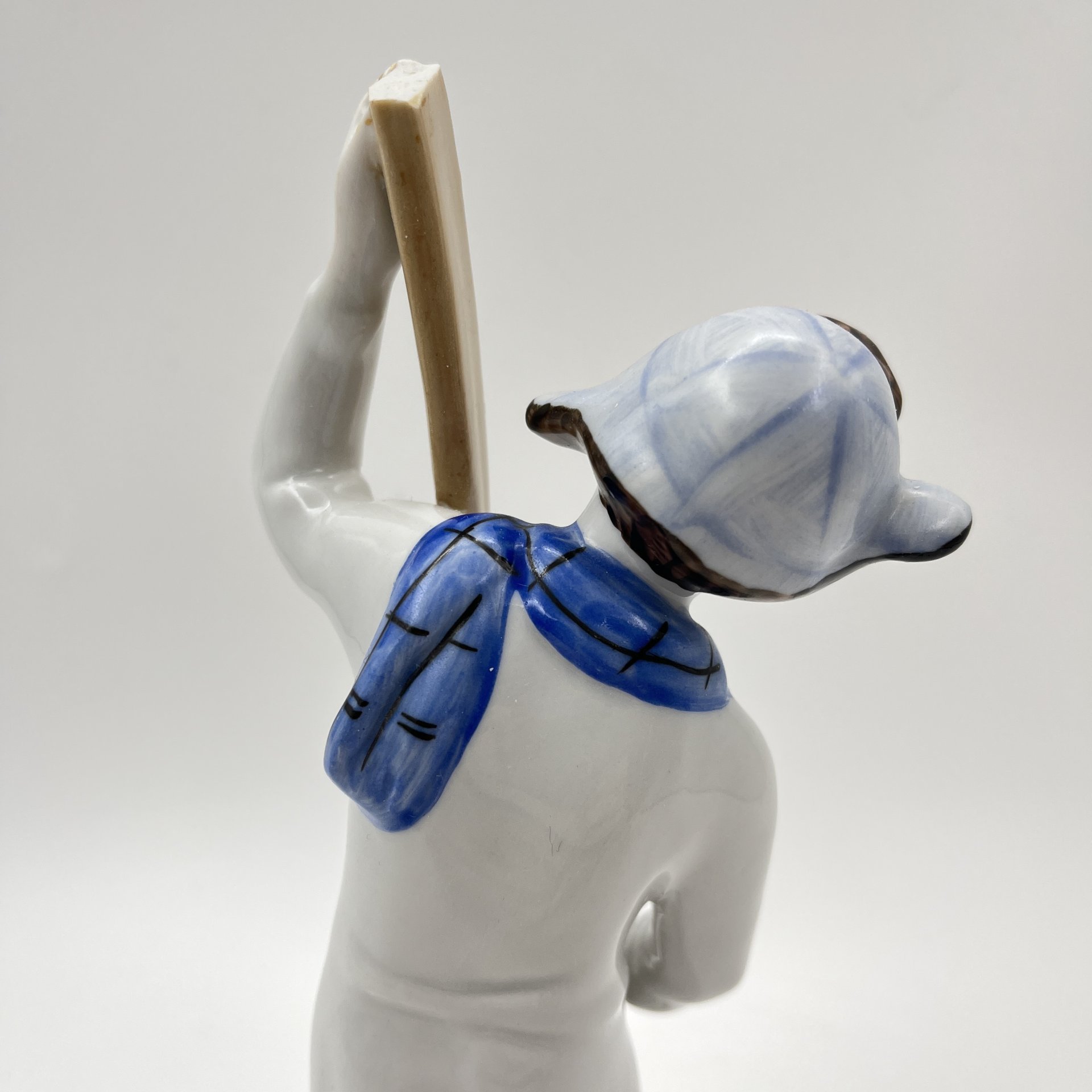 Статуэтка "Лыжник", скульптор Г.С. Столбова, художник Е.Н. Лупанова, фарфор, роспись надглазурная, Ленинградский фарфоровый завод (ЛФЗ), СССР, 1960-1970 гг.