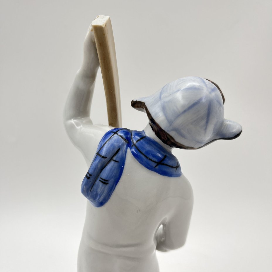 Статуэтка "Лыжник", скульптор Г.С. Столбова, художник Е.Н. Лупанова, фарфор, роспись надглазурная, Ленинградский фарфоровый завод (ЛФЗ), СССР, 1960-1970 гг.