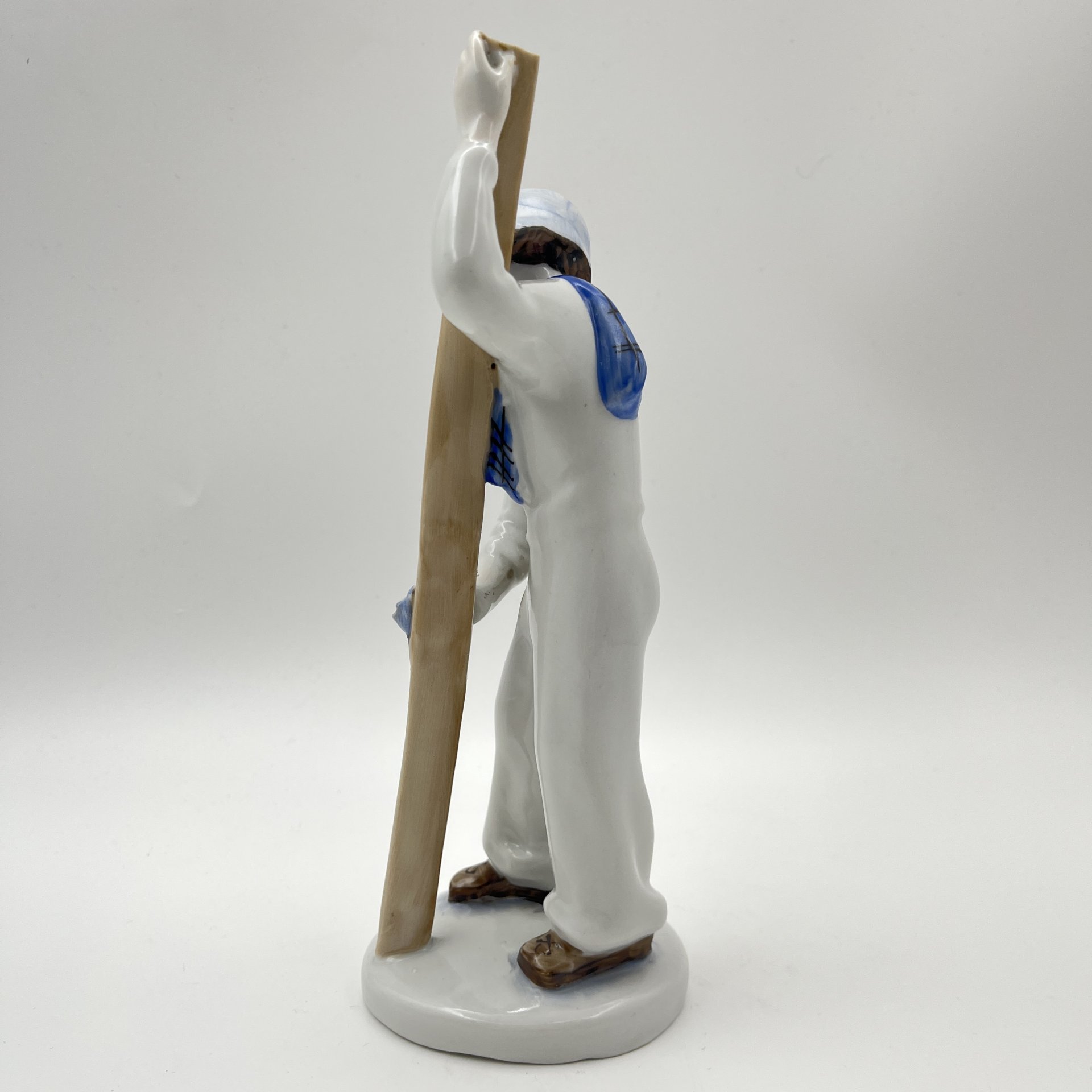Статуэтка "Лыжник", скульптор Г.С. Столбова, художник Е.Н. Лупанова, фарфор, роспись надглазурная, Ленинградский фарфоровый завод (ЛФЗ), СССР, 1960-1970 гг.