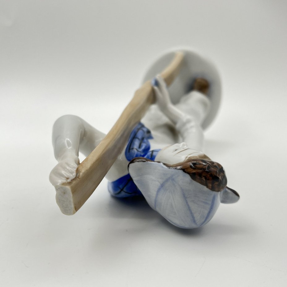 Статуэтка "Лыжник", скульптор Г.С. Столбова, художник Е.Н. Лупанова, фарфор, роспись надглазурная, Ленинградский фарфоровый завод (ЛФЗ), СССР, 1960-1970 гг.