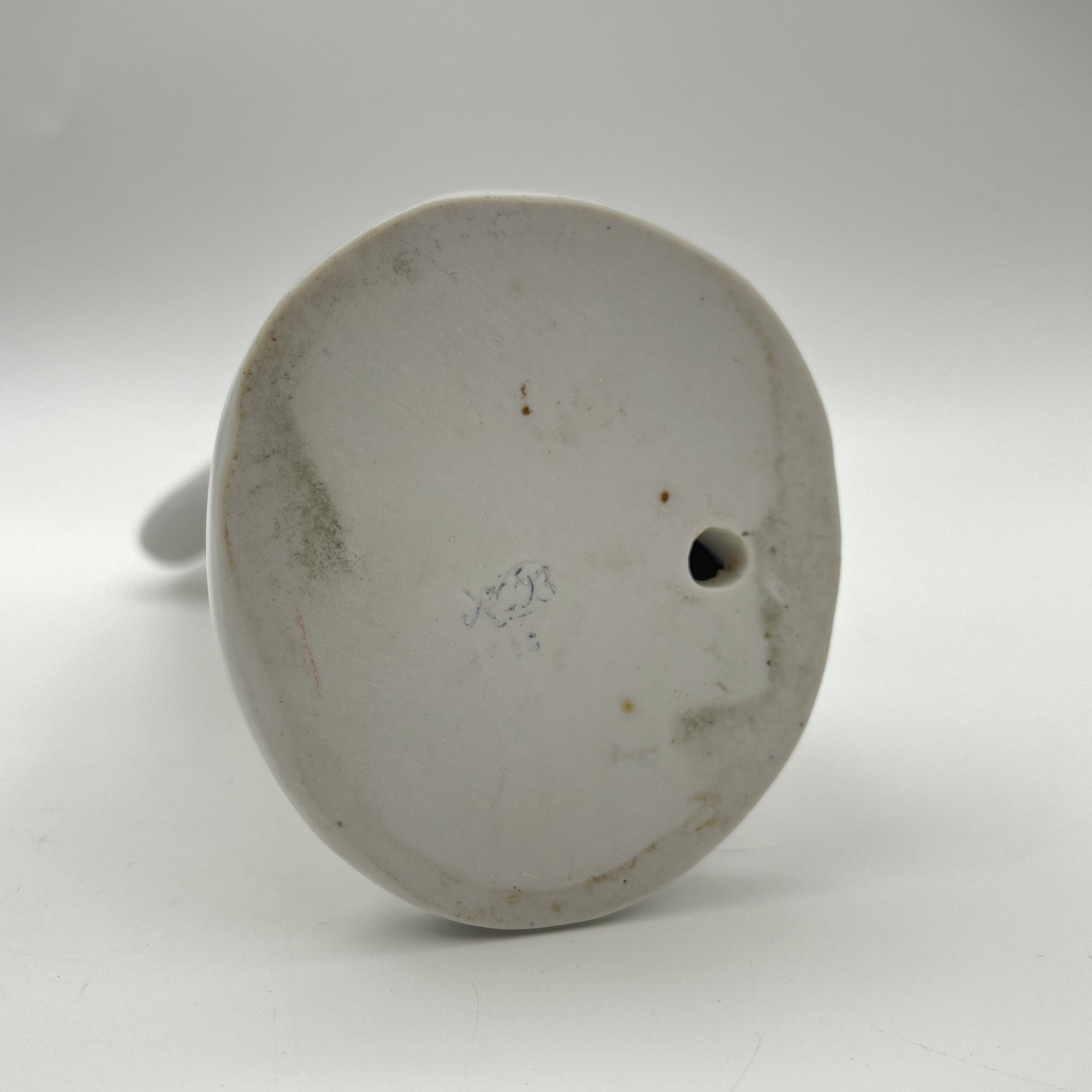 Статуэтка "Лыжник", скульптор Г.С. Столбова, художник Е.Н. Лупанова, фарфор, роспись надглазурная, Ленинградский фарфоровый завод (ЛФЗ), СССР, 1960-1970 гг.