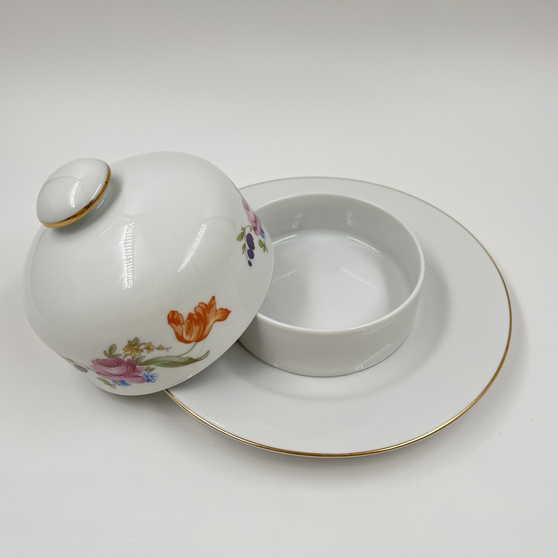 Масленка с цветочным декором, фарфор, деколь, золочение, Graf Von Henneberg Porzellan, 1777 Jlmenau, Германия, 1973-1977 гг., Graf Von Henneberg Porzellan