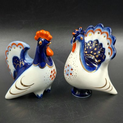 Набор для специй (солонка и перечница) "Петух и индюк", скульптор М.Н. Мох, фарфор, роспись, золочение, Ленинградский фарфоровый завод (ЛФЗ), СССР, 1960-1970 гг.