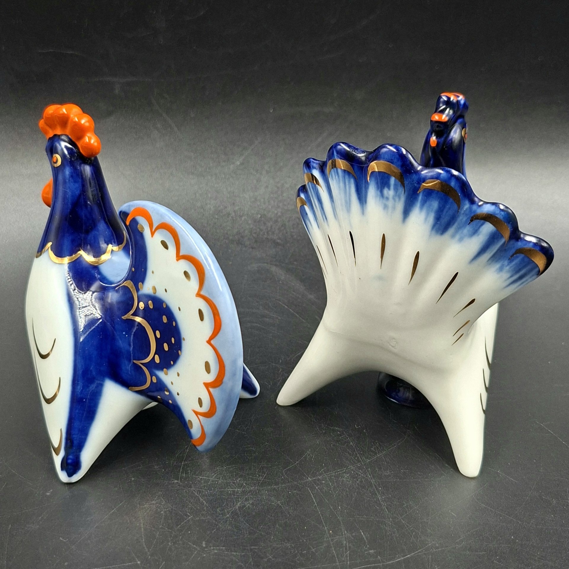 Набор для специй (солонка и перечница) "Петух и индюк", скульптор М.Н. Мох, фарфор, роспись, золочение, Ленинградский фарфоровый завод (ЛФЗ), СССР, 1960-1970 гг.