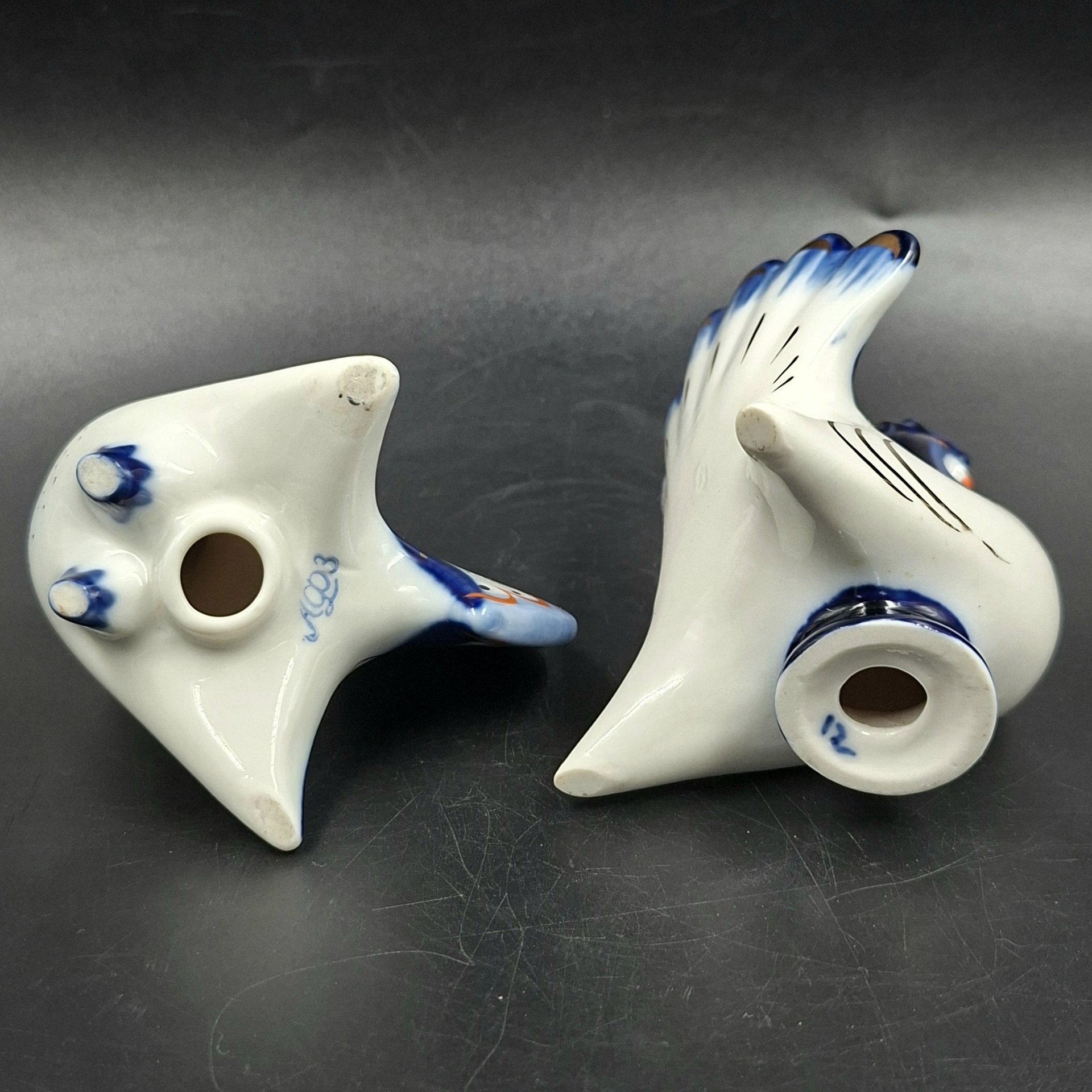 Набор для специй (солонка и перечница) "Петух и индюк", скульптор М.Н. Мох, фарфор, роспись, золочение, Ленинградский фарфоровый завод (ЛФЗ), СССР, 1960-1970 гг.