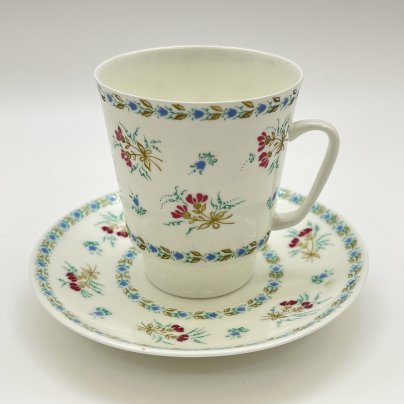 Пара кофейная с цветочным декором, форма "Майская" (в подборе), автор формы Э. М. Криммер, фарфор, деколь, Ленинградский фарфоровый завод (ЛФЗ), СССР, 1970-1990 гг.