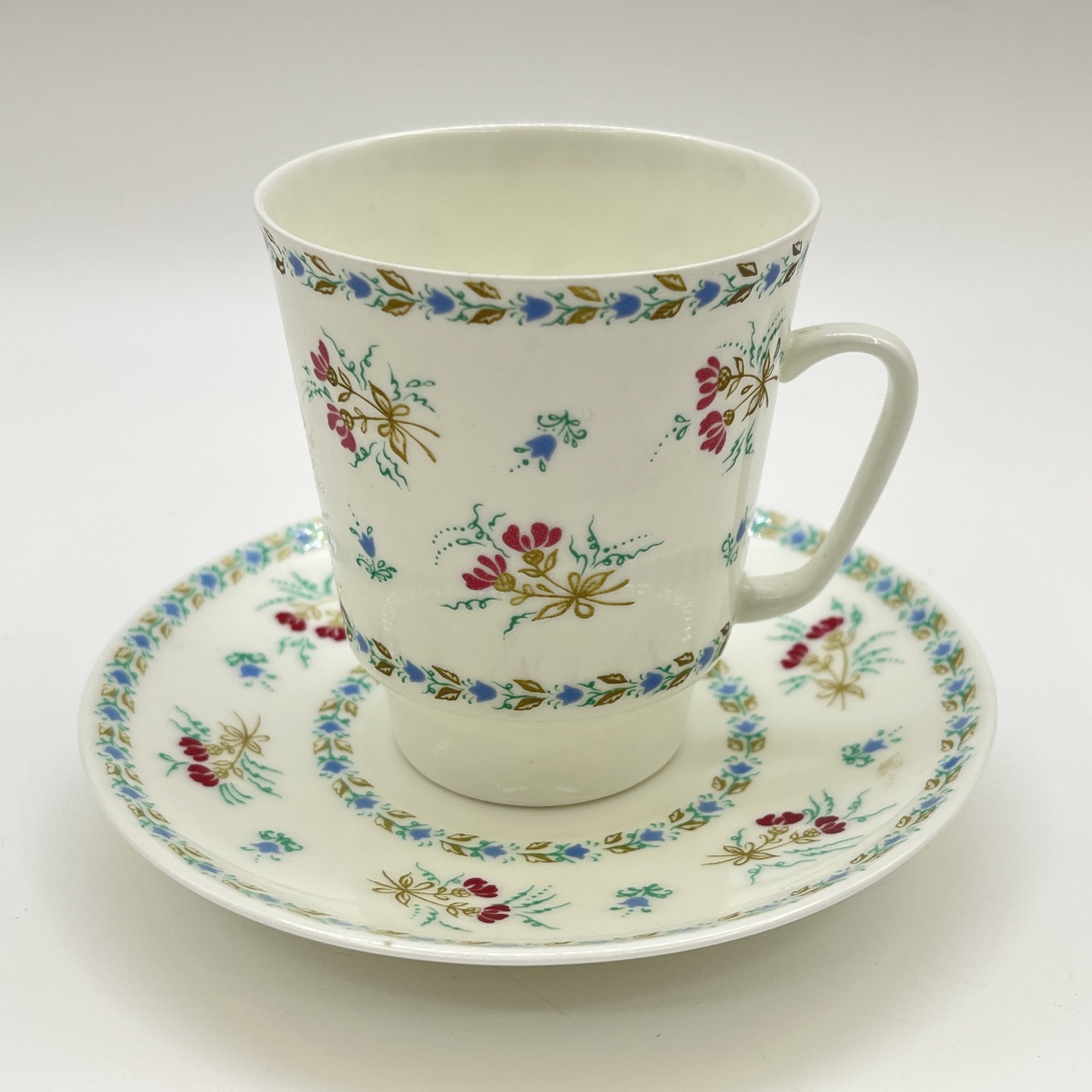 Пара кофейная с цветочным декором, форма "Майская" (в подборе), автор формы Э. М. Криммер, фарфор, деколь, Ленинградский фарфоровый завод (ЛФЗ), СССР, 1970-1990 гг.