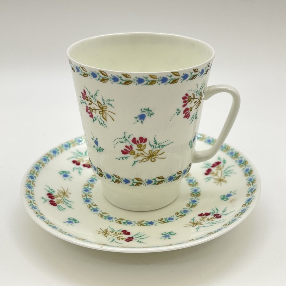 Пара кофейная с цветочным декором, форма "Майская" (в подборе), автор формы Э. М. Криммер, фарфор, деколь, Ленинградский фарфоровый завод (ЛФЗ), СССР, 1970-1990 гг.