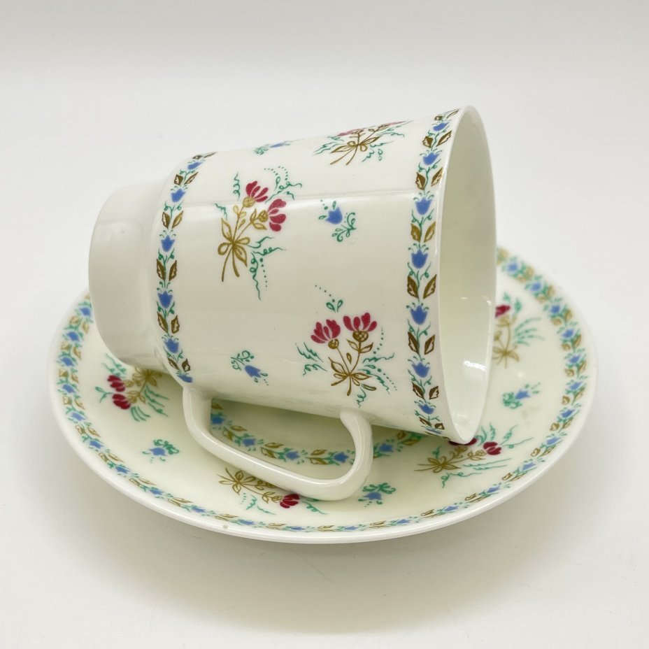 Пара кофейная с цветочным декором, форма "Майская" (в подборе), автор формы Э. М. Криммер, фарфор, деколь, Ленинградский фарфоровый завод (ЛФЗ), СССР, 1970-1990 гг.