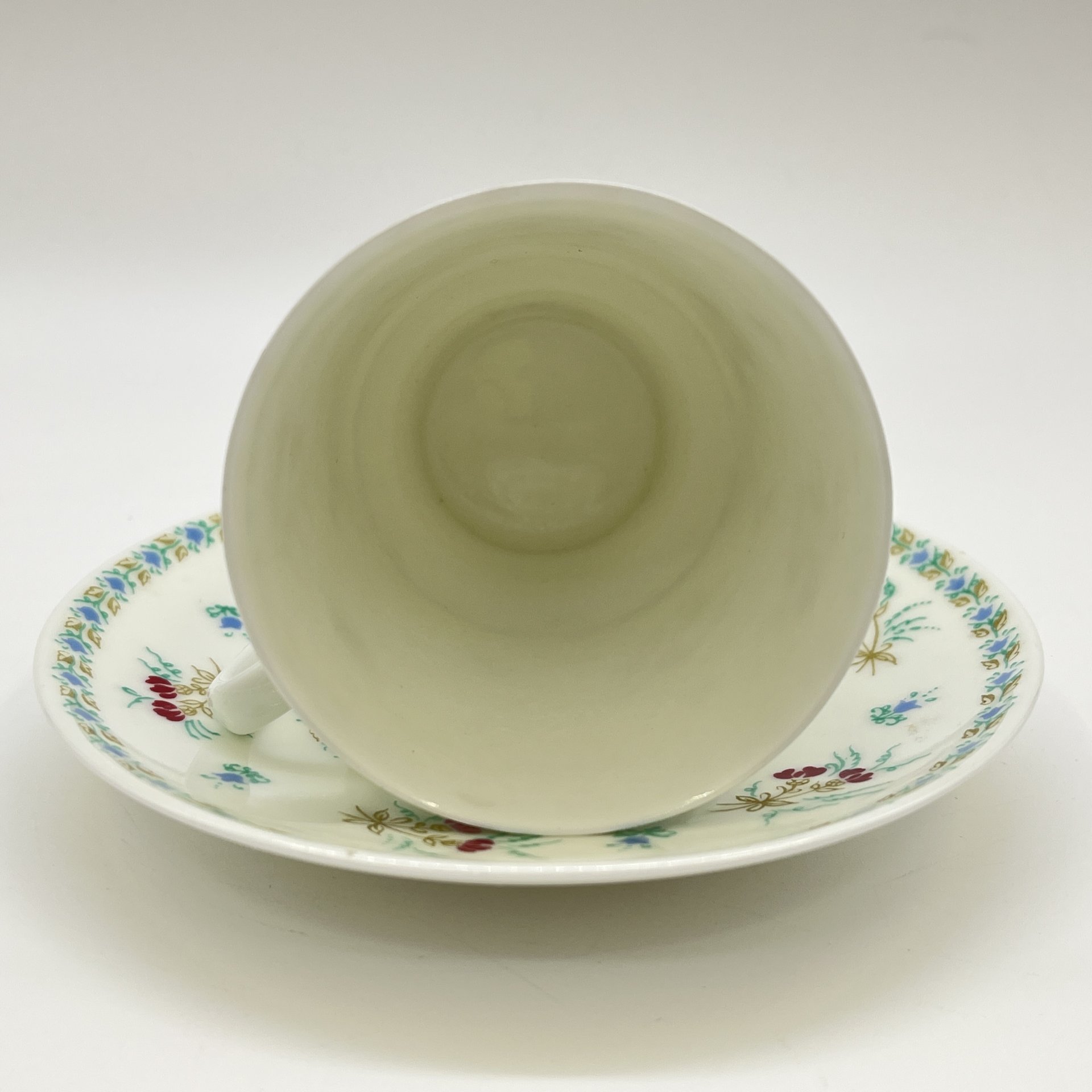 Пара кофейная с цветочным декором, форма "Майская" (в подборе), автор формы Э. М. Криммер, фарфор, деколь, Ленинградский фарфоровый завод (ЛФЗ), СССР, 1970-1990 гг.